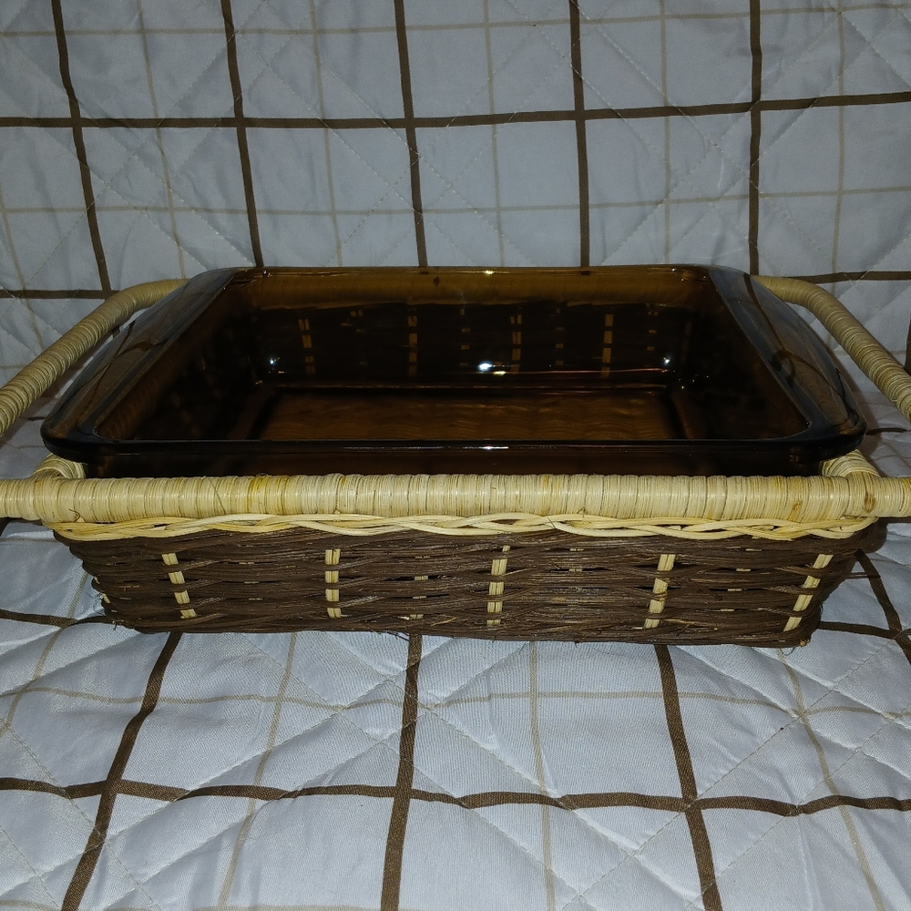 Pyrex π°π§ Square Cake - Baking Dish π°π§ In Rattan Basket - Picture 3 of 9